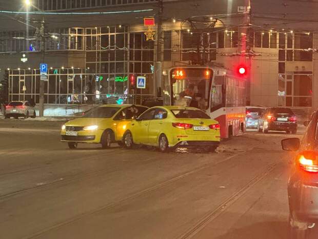 В Туле на Советской столкнулись автомобили, движение трамваев затруднено