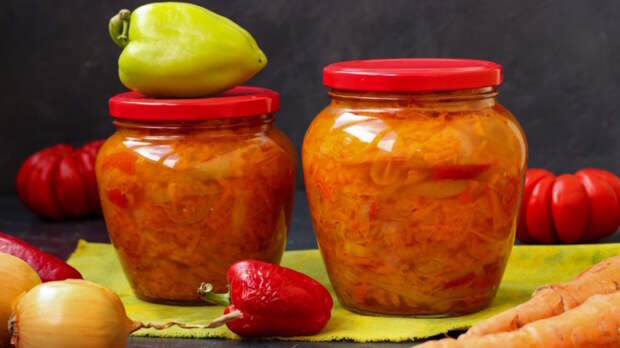 Заготовка на зиму: салат из помидоров, моркови, перца и лука