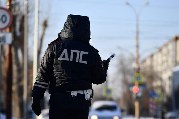 Россиянка перепутала газ с тормозом и зажала полицейского