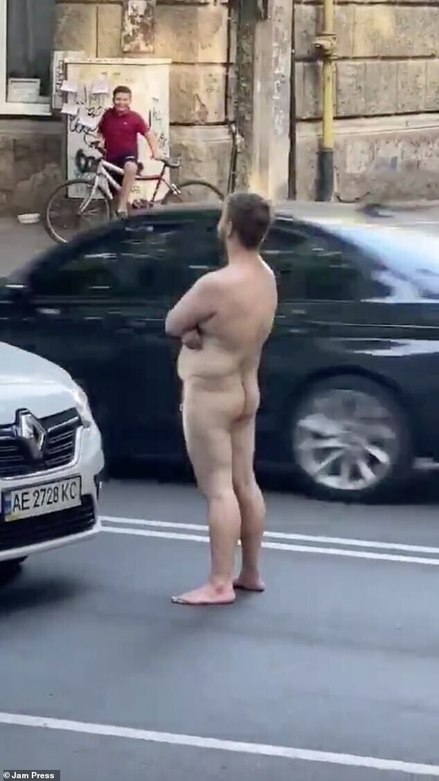 Голый мужик на дороге получил заслуженный нокаут Голый мужик на дороге получил заслуженный нокаут