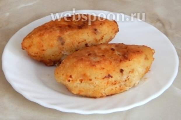 Падаём готовые рыбные зразы с яйцом и сыром горячими. Отличное дополнение к блюду — свежие овощи и листовой салат. Взрослым можно подать кетчуп или другой подходящий к рыбе соус.