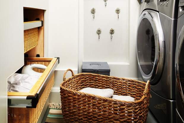 Традиционная плетеная корзина выглядит нейтрально и подходит к любому интерьеру ванной