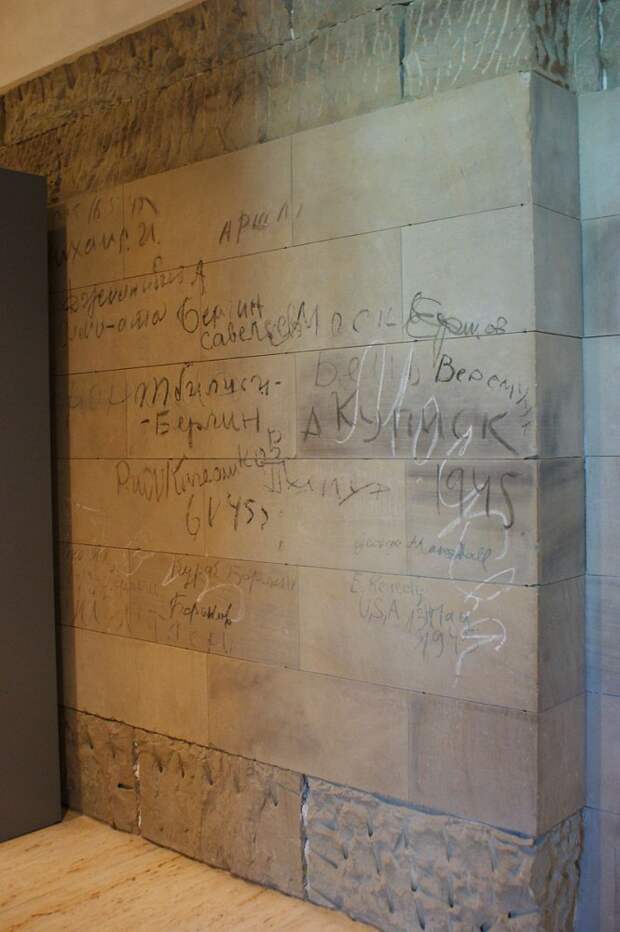 Автографы победителей: стены Рейхстага, исписанные советскими солдатами Великая Отечественная Война, берлин, день победы, победа, рейхстаг, фото