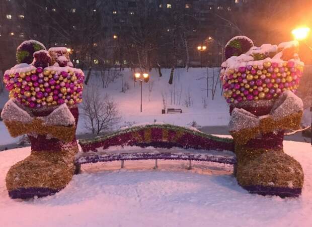 На Джамгаровском пруде уже появились гигантские фигуры «Мишка» и «Новогодний сапожок»/ Звездный бульвар