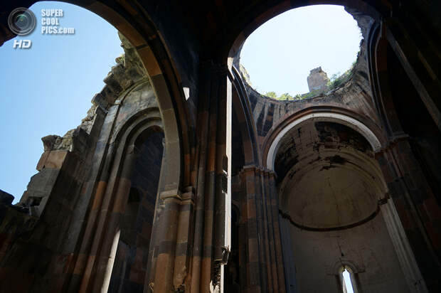 Турция. Ани, Карс. 4 июня 2013 года. Внутри Анийского собора, построенного в начале XI века. Купол рухнул во время землетрясения 1319 года. (MrHicks46)