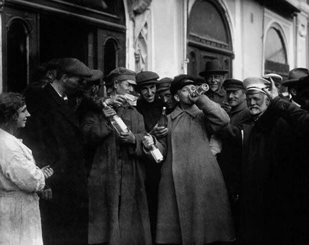 После снятия запрета на продажу алкоголя. Фото: 1920-е гг. Источник: архив С. Бурасовского/ russiainphoto.ru После снятия запрета на продажу алкоголя. Фото: 1920-е гг. Источник: архив С. Бурасовского/ russiainphoto.ru