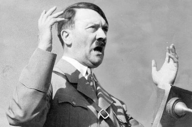 Адольф Гитлер выступает перед сторонниками. / Фото: s15.stc.all.kpcdn.net