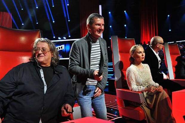 «Он помолодел рядом с ней»: как теленачальник Юрий Аксюта бросил жену-актрису ради молодой блондинки