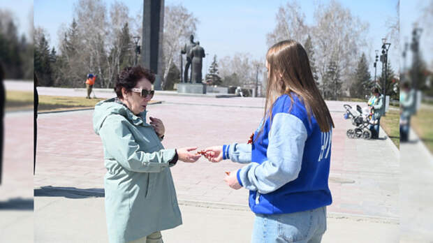 Раздача георгиевских лент стартовала на улицах Барнаула