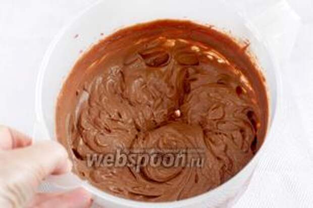 А затем взбить охлаждённые шоколадные сливки со сливочо-шоколадным сыром до получения пышного и плотного крема.