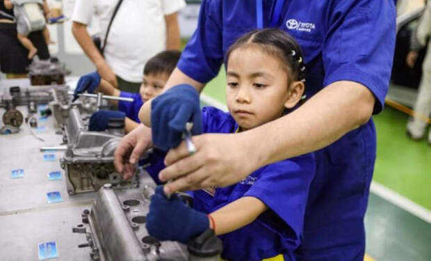 10-леток на Филиппинах учат собирать двигатели авто