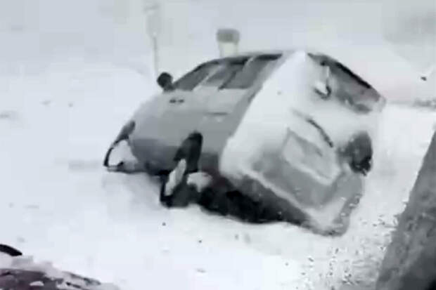 Mash: авто массово проваливаются под снег из-за сильной метели на Курилах