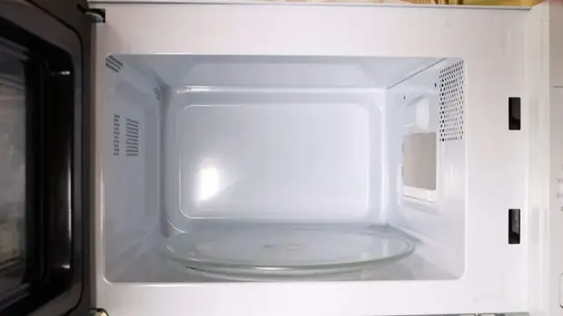Как за 5 минут почистить микроволновую печь