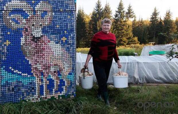 Жительница тайги украсила свой дом разноцветными крышками от бутылок)