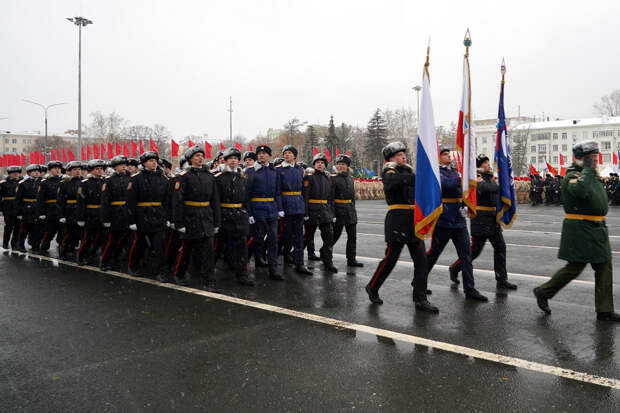 Военнослужащие ЦВО приняли участие в Параде Памяти на центральной площади Самары