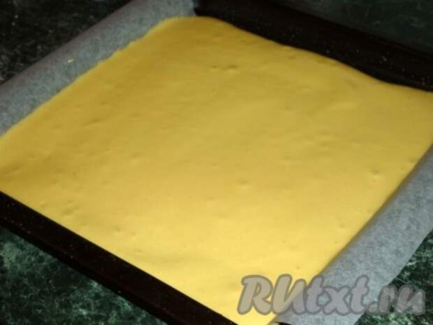 Готовую бисквитную массу вылить на противень, застеленный бумагой для выпечки, и отправить в предварительно разогретую духовку. Выпекать 20 минут при температуре 180 градусов (для каждой духовки своё время). 