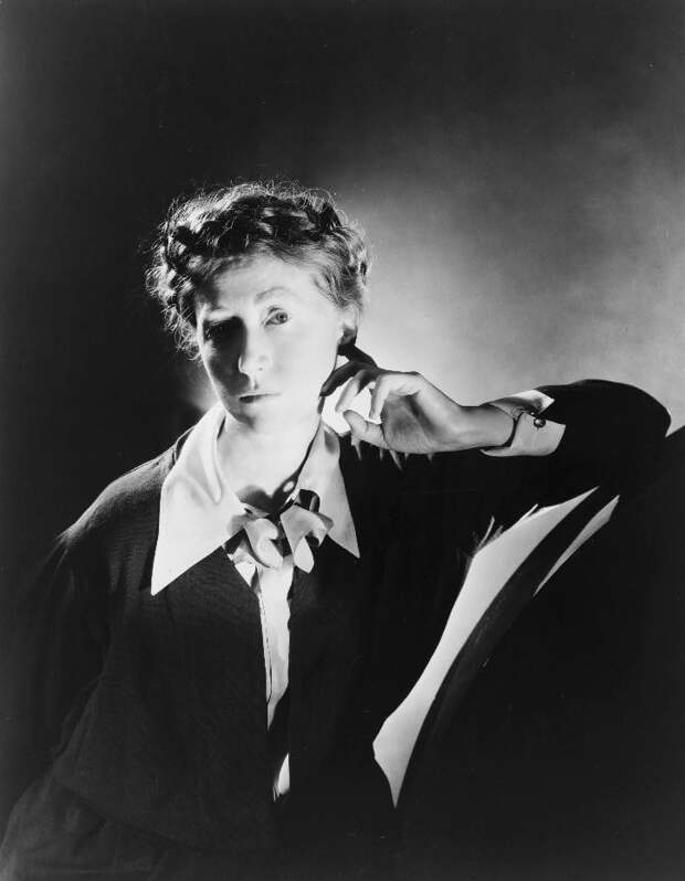 File:Marianne Moore 1935.jpg - Wikimedia Commons