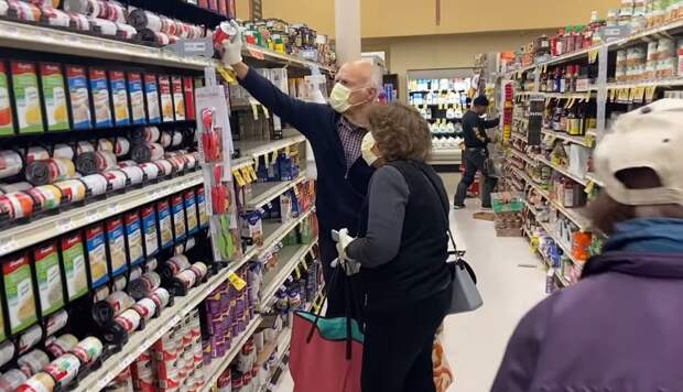 Пожилые люди в масках и перчатках. Обычный магазин в США (кадр с видео youtube.com/watch?v=kL0H79MwLrQ)