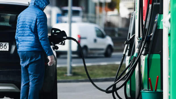 Почему водители не глушат мотор на заправках и какой штраф им грозит