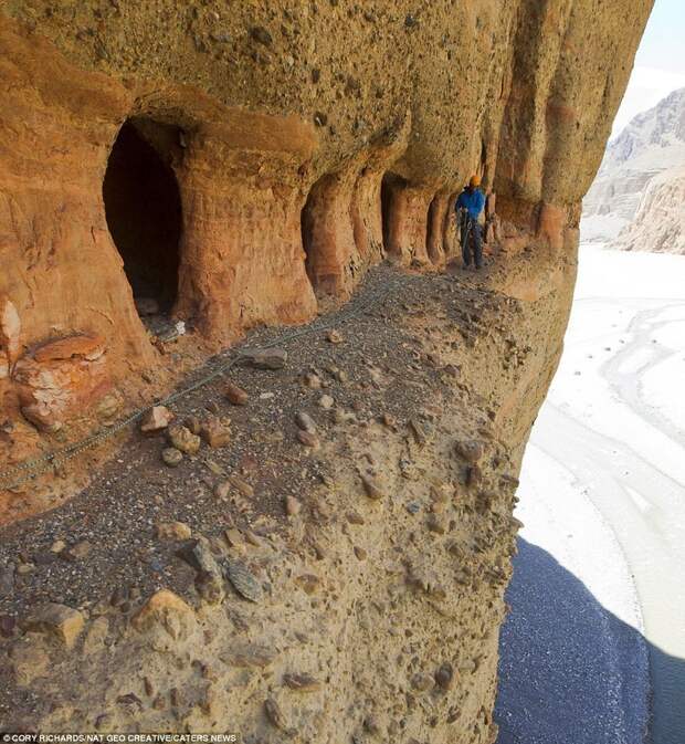 Загадка Небесных пещер Непала: как люди попадали в гроты на высоте 50 метров