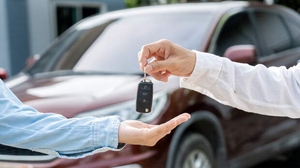 Россияне стали меньше тратить деньги на покупку новых автомобилей