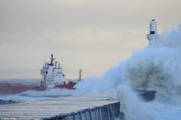 Танкер в шторм отходит от причала в шотландском порту Абердин буря, корабли, море, океан, стихия, суда, фото, шторм