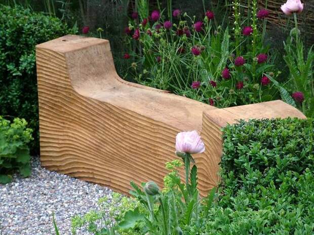 Лавочка из цельного куска древесины с двумя подлокотниками - отличная идея для любителей экостиля.