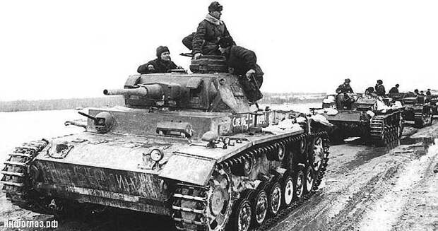 Колонна трофейных боевых машин (танк Pz. III и три StuG III) на Западном фронте, март 1942 года. На борту танка надпись «Смерть Гитлеру!» вов, военное, интересное, история, трофеи, фото