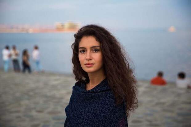 Обаятельная Фидан – красивая азербайджанская девушка, которая поддерживает идеи гендерного равенства.