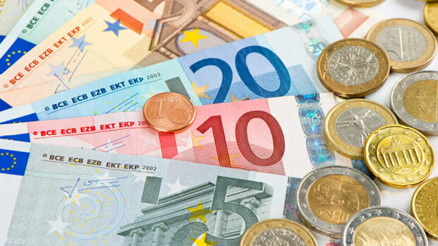 Евро становится "тихой гаванью" из-за недоверия рынков к активам США, пишет Bloomberg