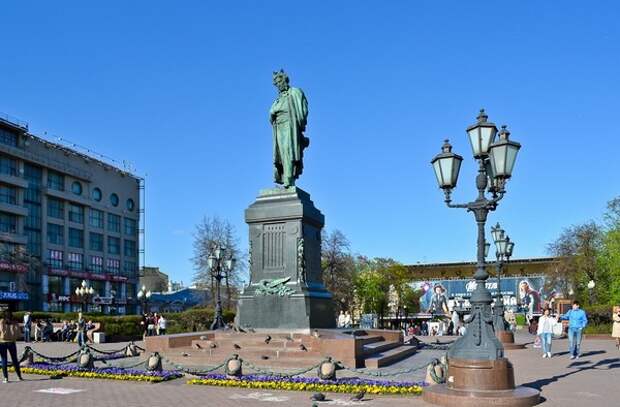 Памятник Пушкину на Пушкинской площади. Источник фото: serge-elephant.livejournal.com Памятник Пушкину на Пушкинской площади. Источник фото: serge-elephant.livejournal.com