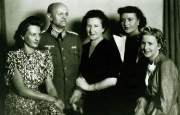 Три сестры Браун с родителями / Фото: alamy.de Три сестры Браун с родителями / Фото: alamy.de