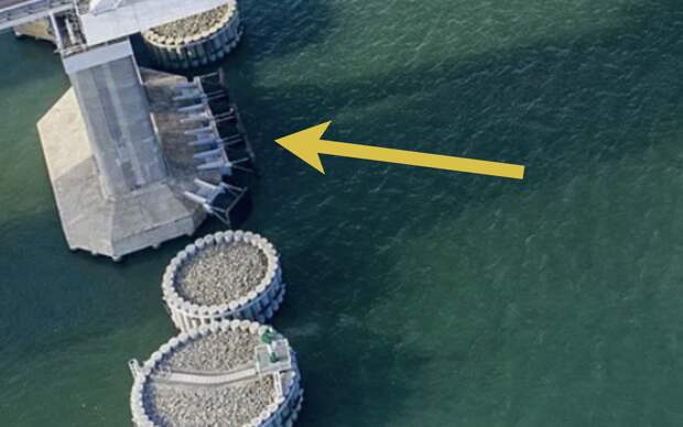 После того как неуправляемый сухогруз протаранил опору моста в Балтиморе, возник закономерный вопрос: – А не может ли то же самое случиться с нашим Крымским мостом?-10