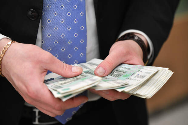 Экономист Лобода назвал естественным доллар выше 100 рублей через два года