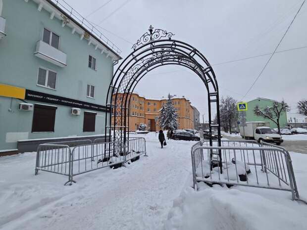 В Смоленске арка из сада Блонье установили в новом сквере