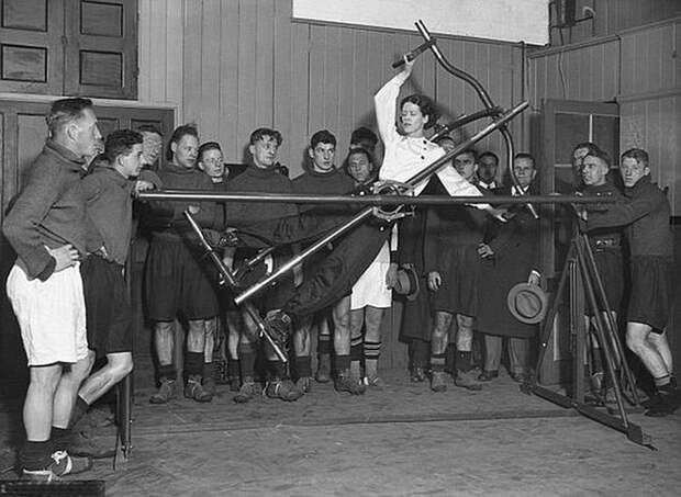 Демонстрация тренажёра, известного как Gymo Frame, членам футбольной команды «Арсенала» на футбольной площадке в Хайбери в Лондоне, Великобритания, в 1932 году. Весь Мир в объективе, ретро, фотографии