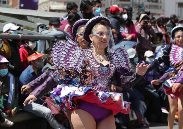 Боливийские танцоры вышли на улицы, чтобы показать танец Капоралес