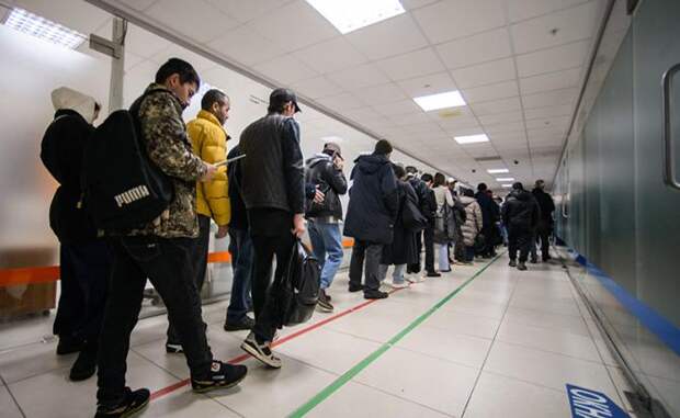 Миграционное ведомство готово верить чужим судам, а если жизнь человеку сломали — так когда «лес рубят»…