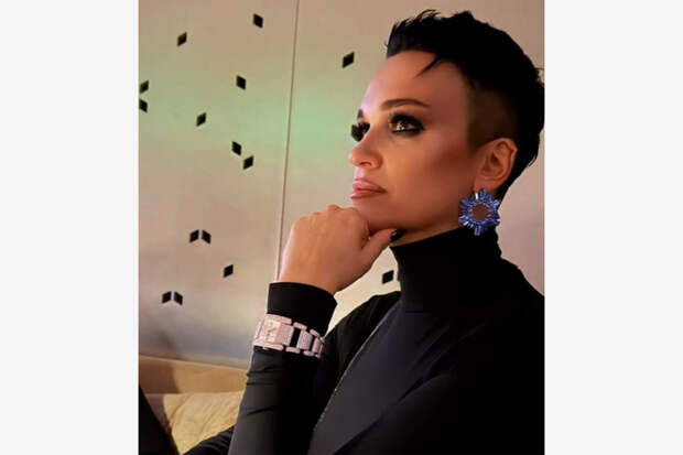 Певица Слава похвасталась часами Chopard за миллионы рублей