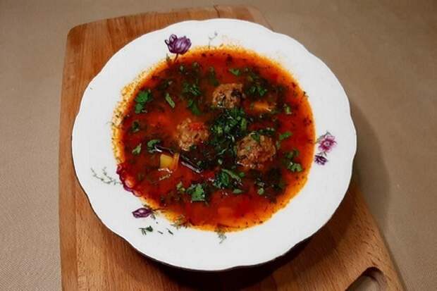 Томатный супчик с фрикадельками и булгуром в кавказском стиле