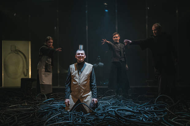 Сцена из спектакля «Перевал»