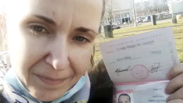 «Текли слёзы от счастья»: матери Олега Бушева из Абхазии, нуждающегося в пересадке сердца, вручили российский паспорт