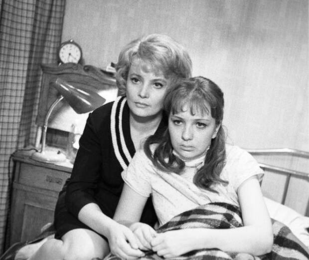 Наталья Тенякова и Татьяна Доронина в фильме "Старшая сестра" (1966)