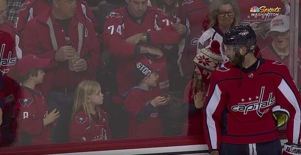 Хоккеист НХЛ упорно пытался подарить маленькой девочке шайбу. Получилось с третьего раза