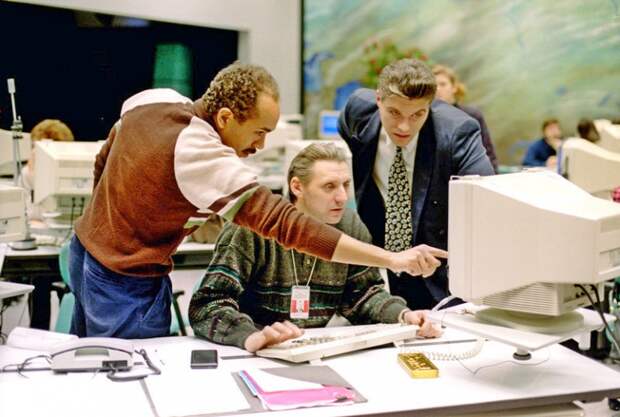 На фото: в редакции РТР "Вести" готовится оперативный выпуск новостей о событиях в Первомайском, 1996 год.