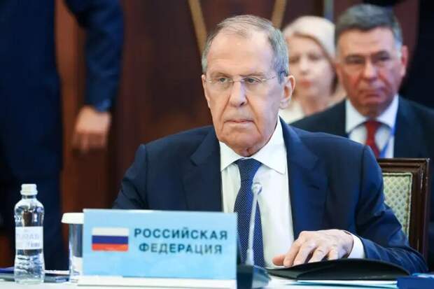 Россия готова в любой момент приступить к переговорам по завершению конфликта на Украине, но проведение спецоперации останавливать не будет. Об этом заявил глава МИД России Сергей Лавров.