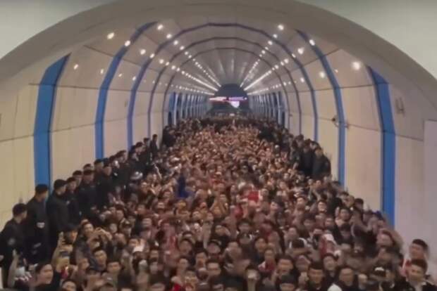 Футбольных фанатов, напугавших пассажиров метро, оштрафовали в Алматы