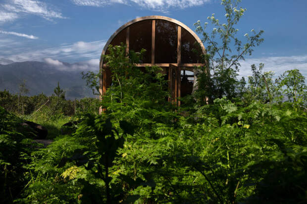 Арочная структура Catalejo house органично вписывается в природный ландшафт. | Фото: archdaily.com.