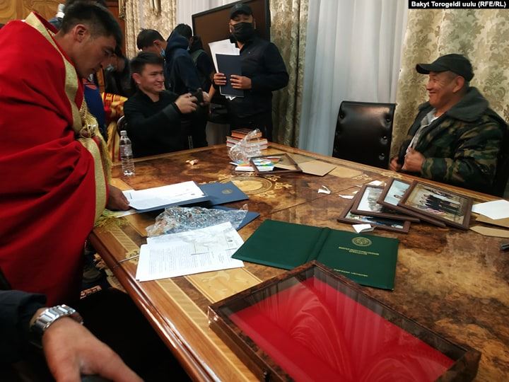 В Бишкеке захватили здание правительства Киргизии