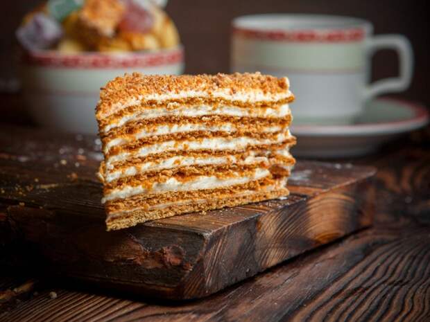 Ленивый медовик всего за полчаса: ничуть не хуже оригинала, но проще готовить